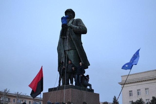  в Херсоні прибрали пам'ятник Леніну