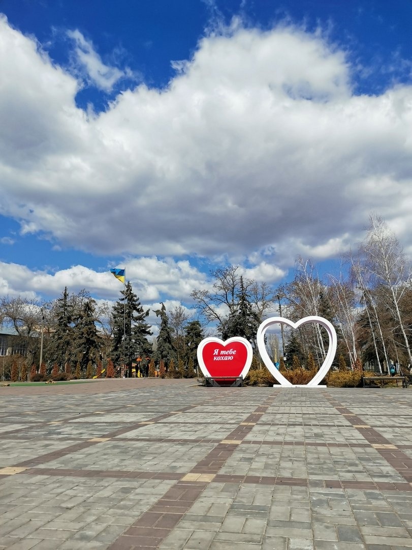 Протягом першого місяця великої війни у центрі Скадовська майорів синьо-жовтий прапор 