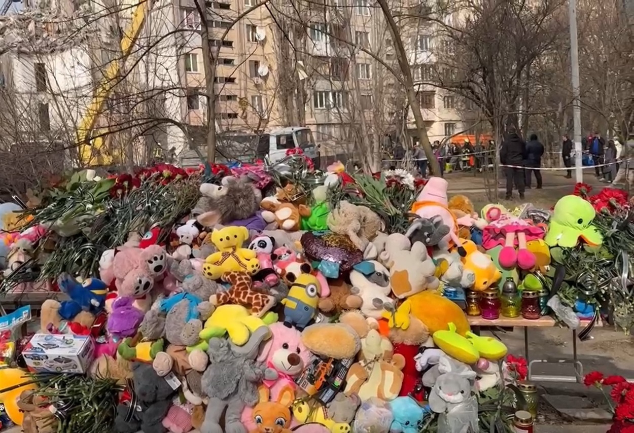 В пам'ять про загиблих дітей до місця трагедії почали приносити іграшки
