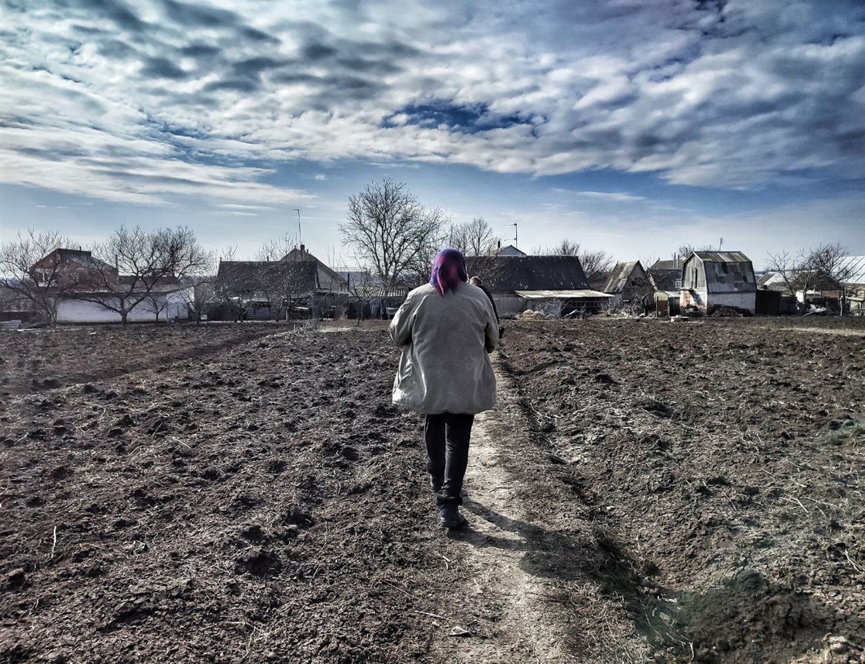 Жителька Гуляйполя йде городом