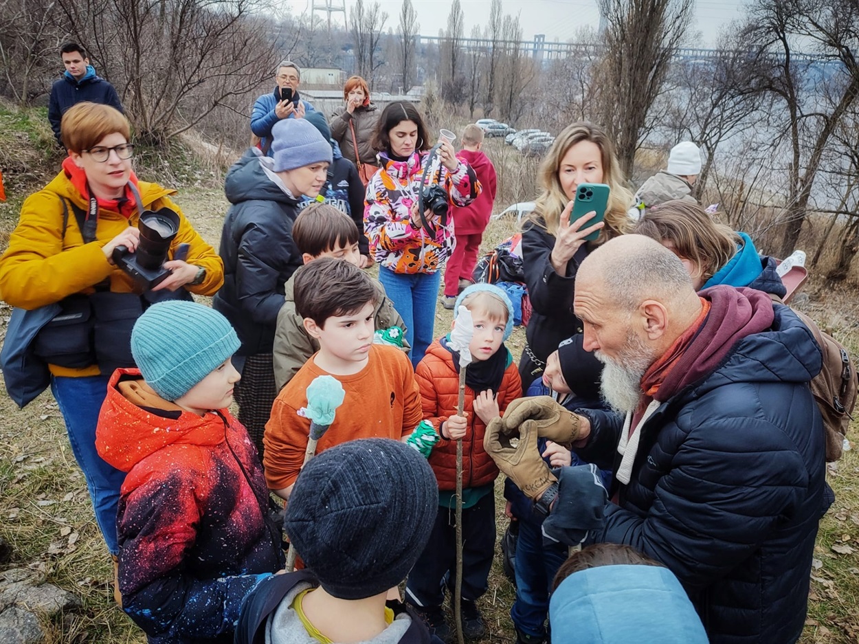  Діти підпалюють опудало 