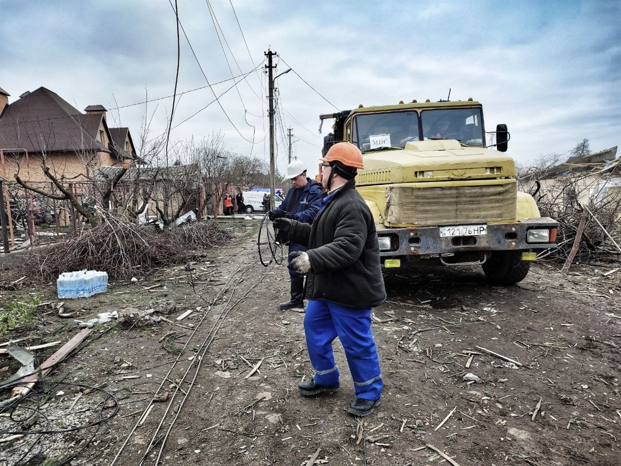 Електрики відновлюють лінії електропередач
