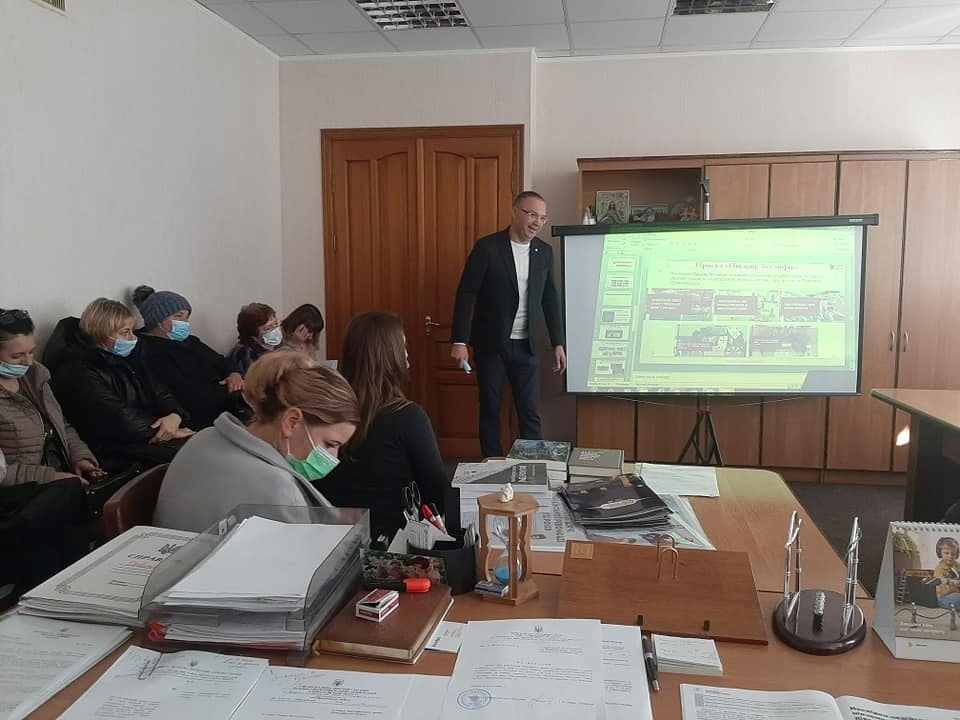 Сергій Гуцалюк, голова Південного відділення УІНП, проводить семінар-практикум для активістів Березанської громади, 2021