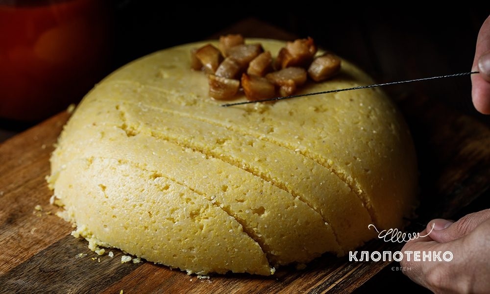 По суті, мамалига - це заварний хліб з кукурудзяної крупи.
