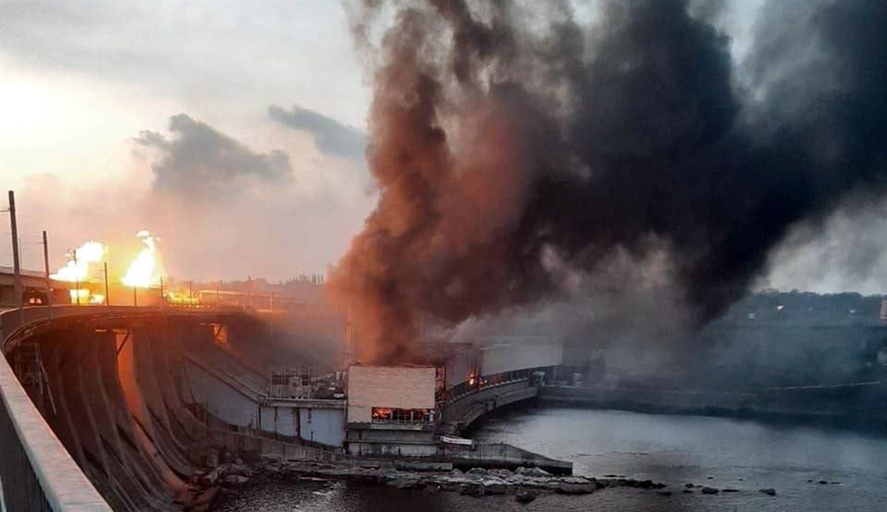 Вибухи ворожих ракет на греблі Дніпро ГЕС.