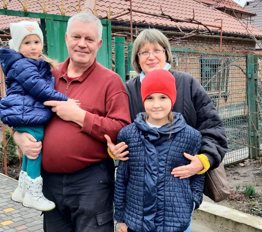 Подружжя Мельниченко з Первомайська поповнився родинною групою дітей з двох сестер Сніжаною та Євою