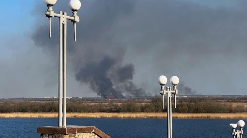 Дим після обстрілів лівого берега Херсонщини, який окупований Росією