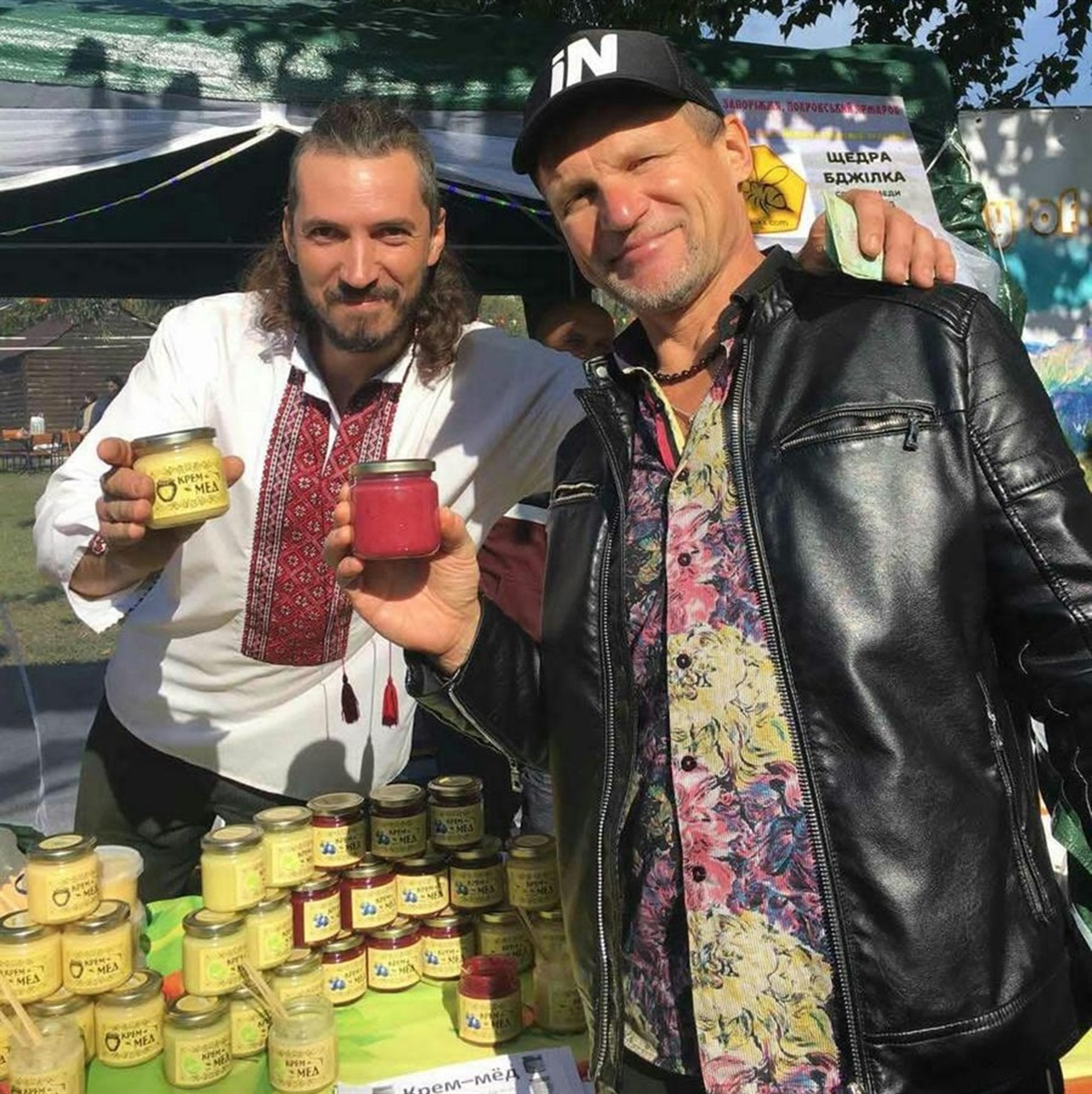 Олег Скрипка купує мед