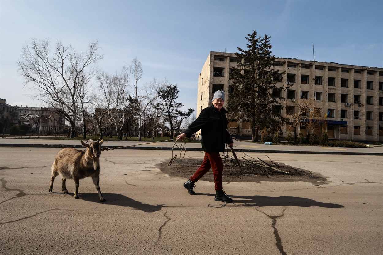 Прогулянка з козою під ворожими обстрілами. Оріхів