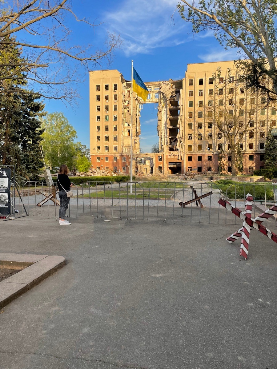 Поруч з будівлею ОДА в Миколаєві