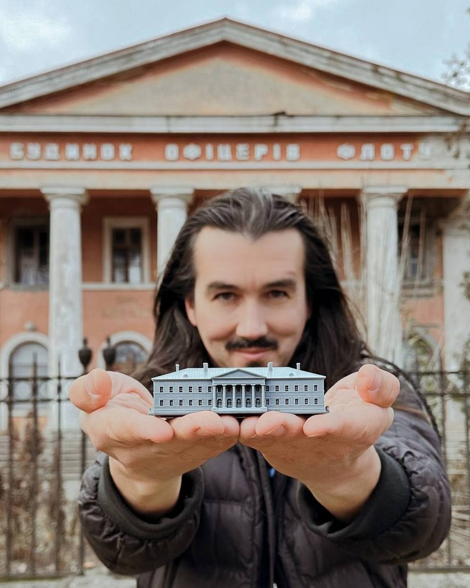 Володимир Алєксєєв з міні-моделлю ДОФ