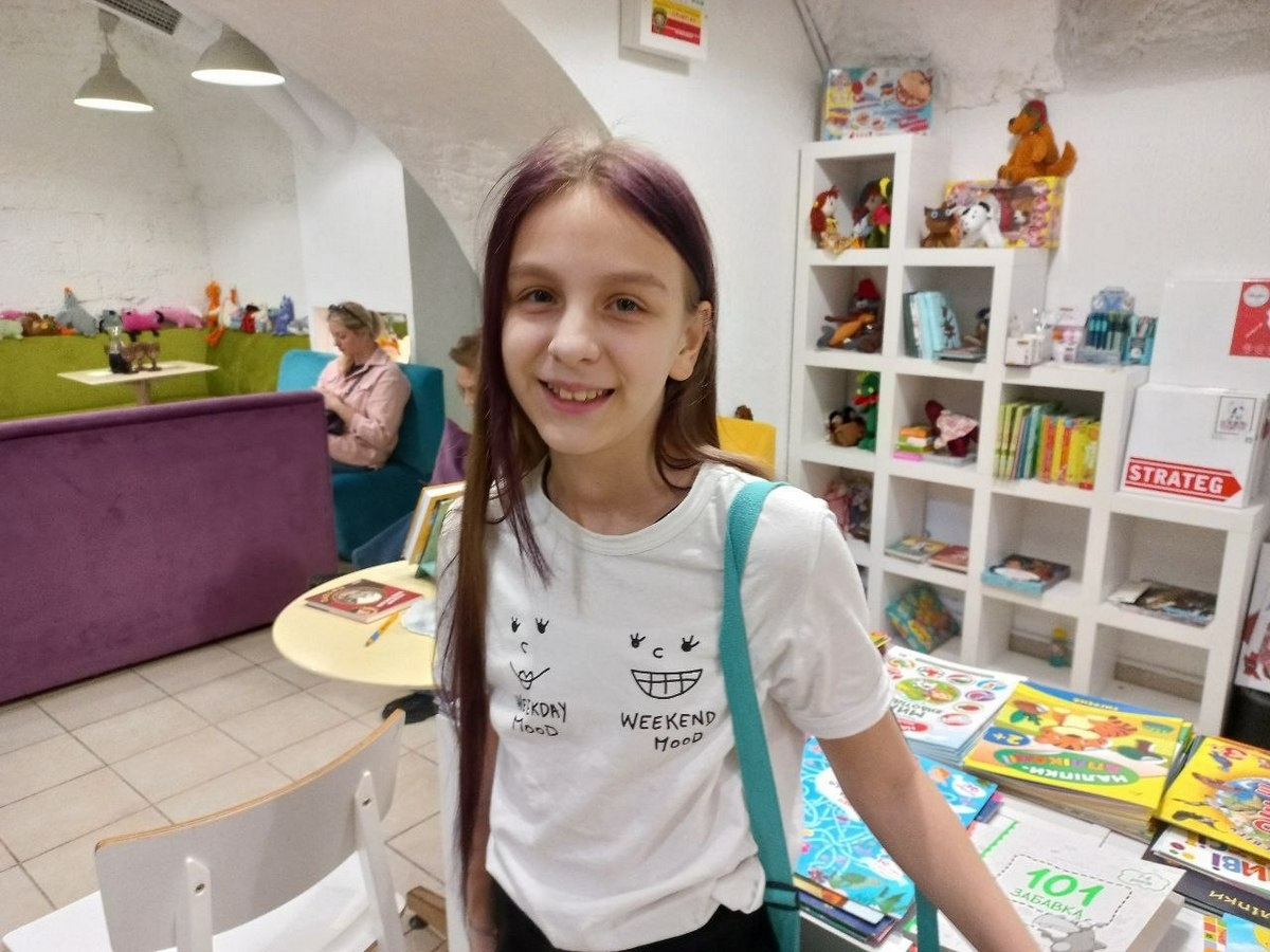 Маша, старша дочка Олени, активно допомагає їй у книжковому клубі