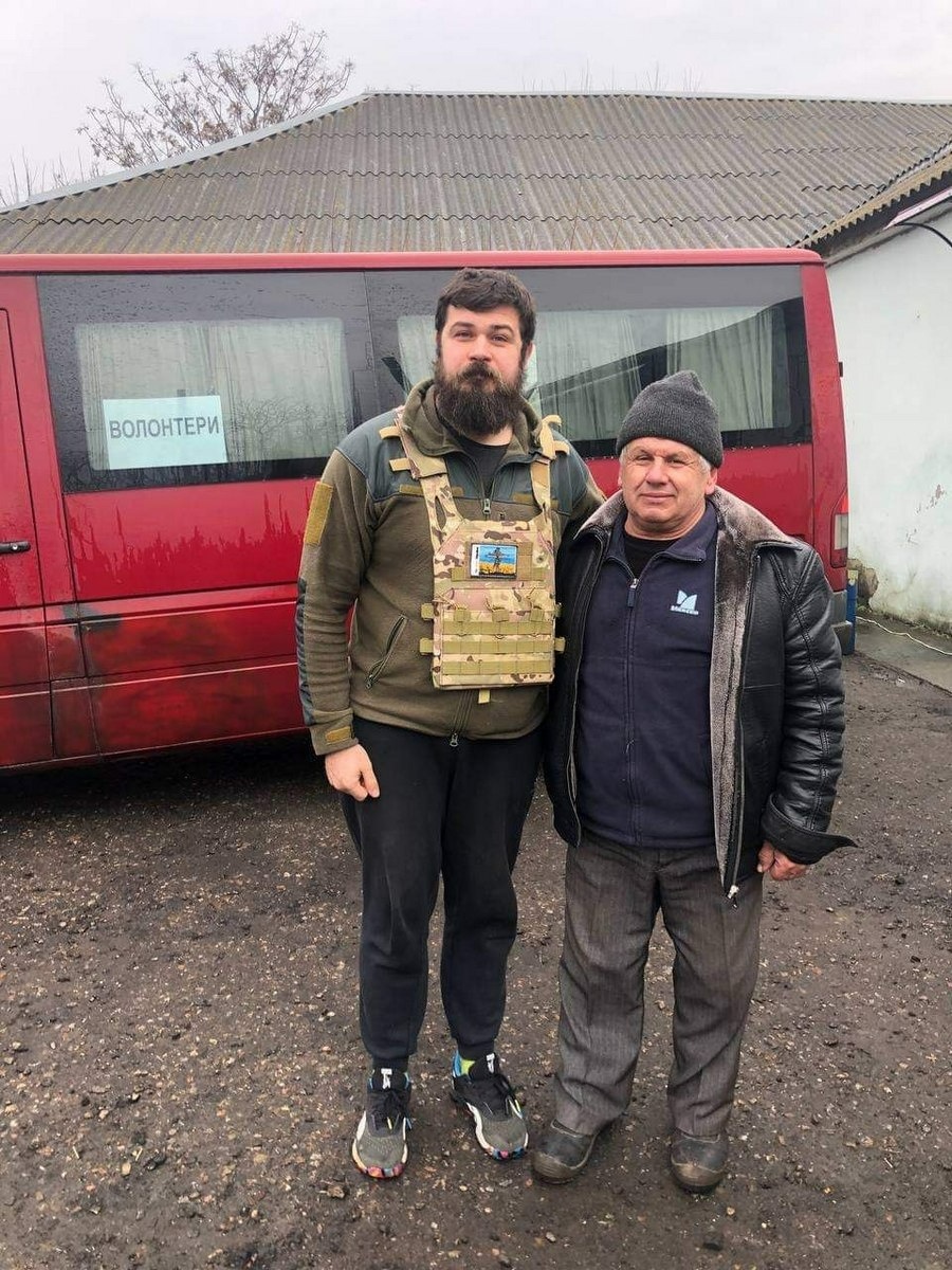 Староста разом з волонтером