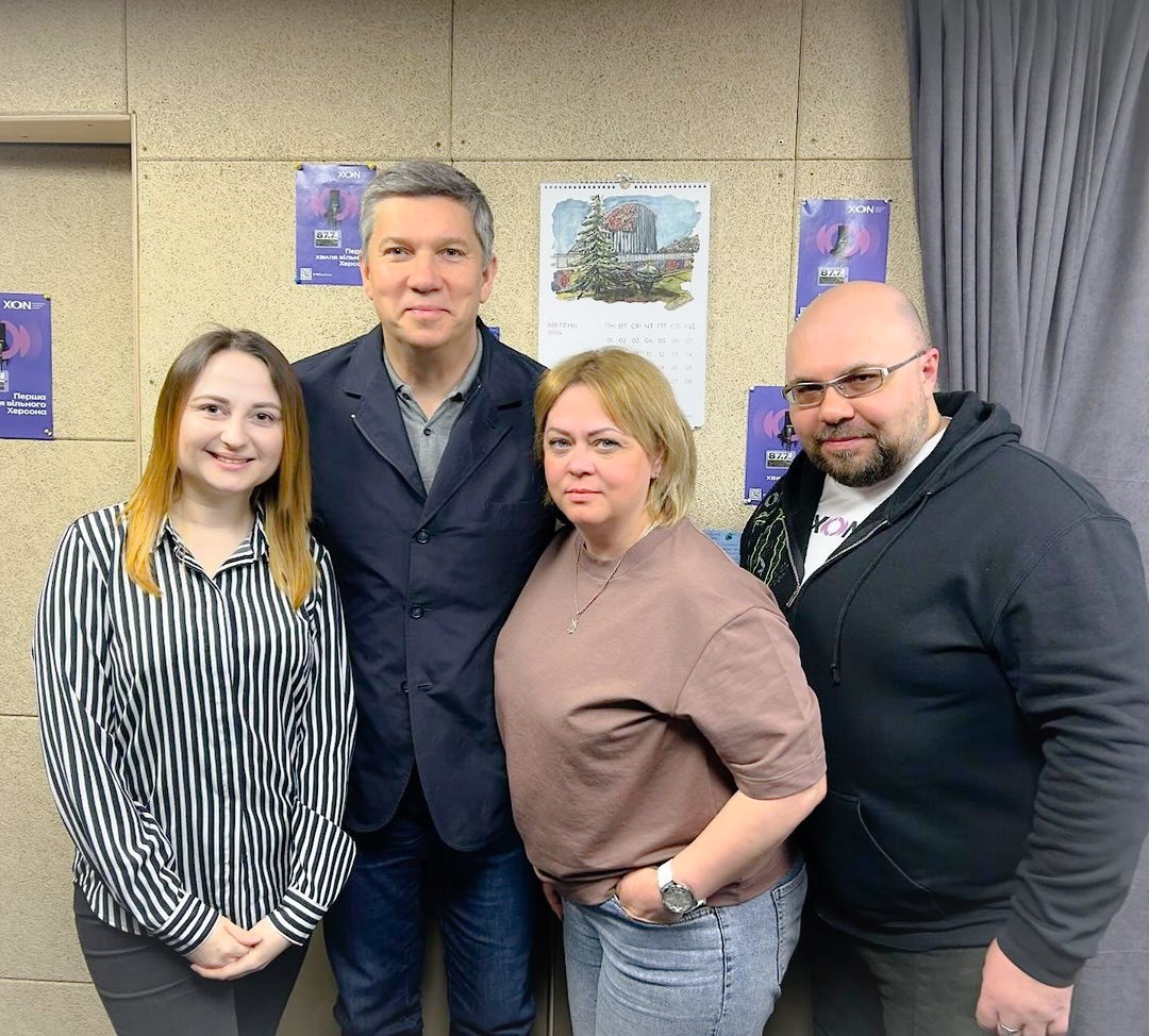 Зліва направо: радіоведуча Тіна Федорчук, в.о. міністра культури та інформаційної політики Ростислав Карандєєв, радіоведучі Катя Цимбалюк і Денис Путінцев  