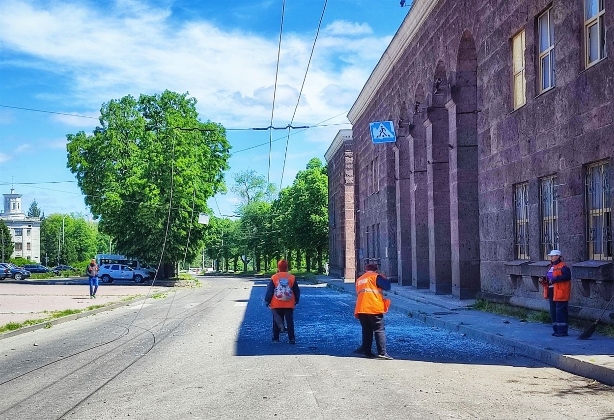 Комунальники прибирають скло після обстрілу