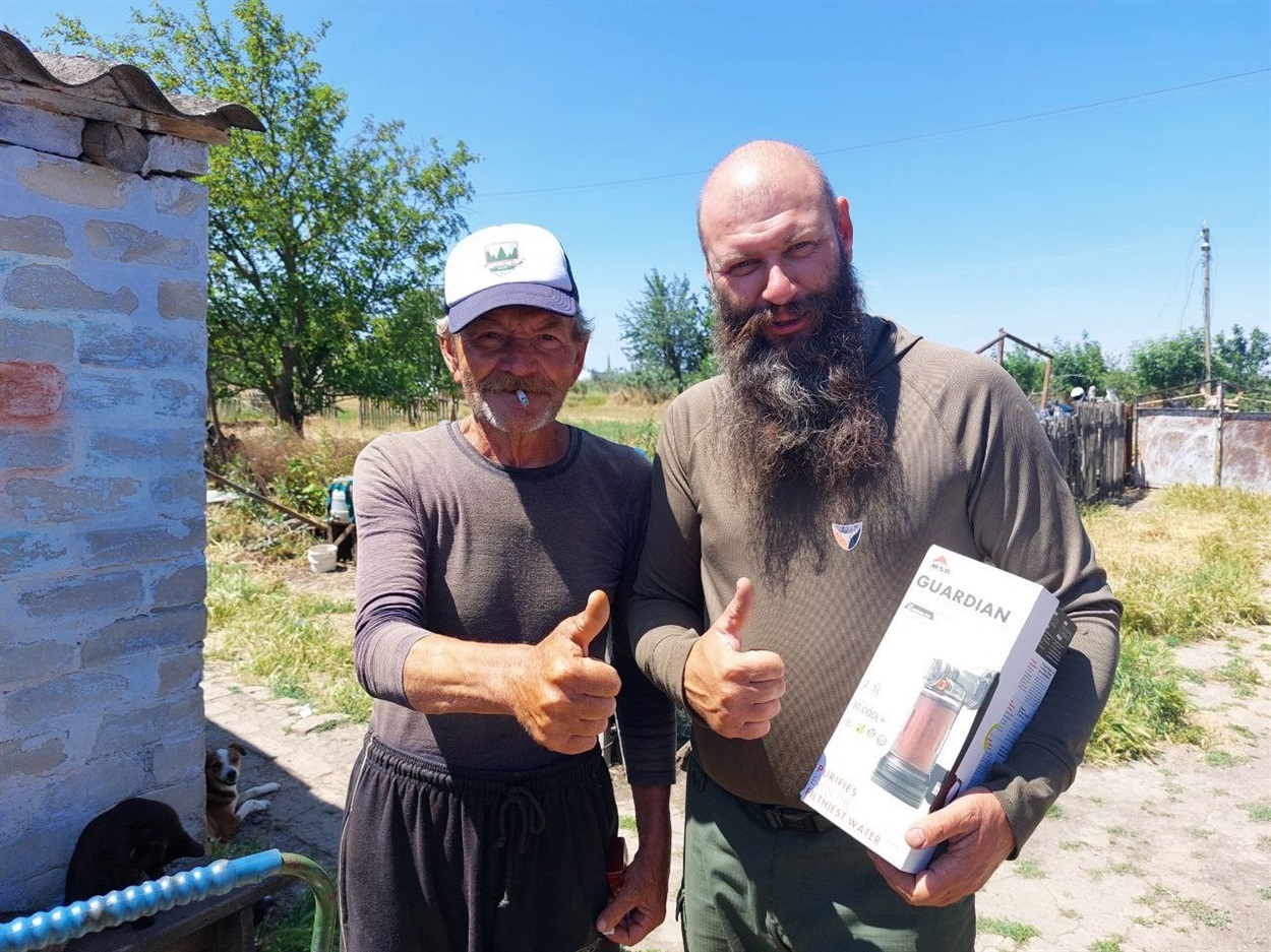 Сергій Сергієнко передає допомогу