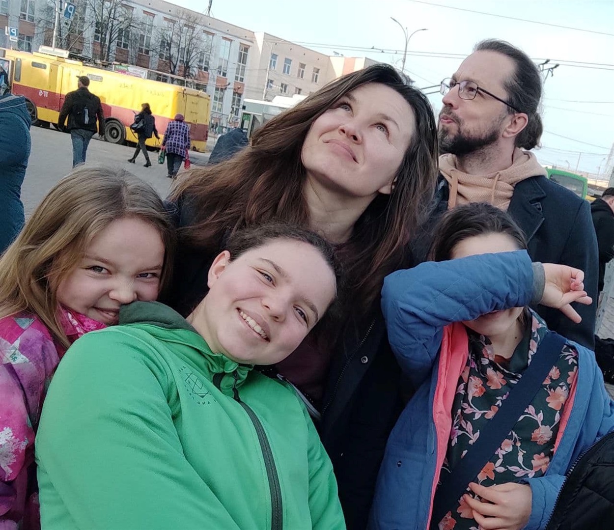 Нінна з дочкою й друзями