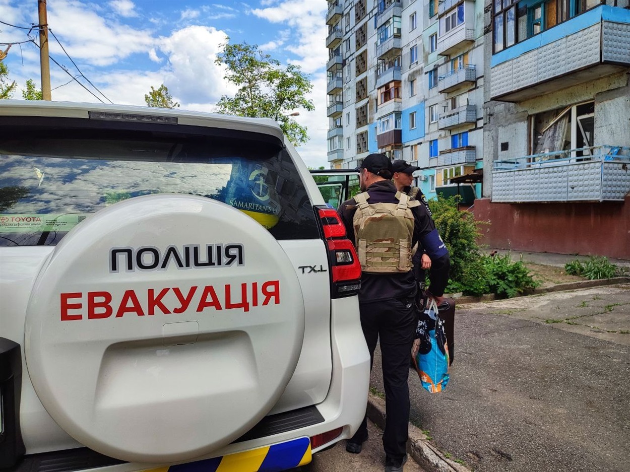 Поліція допомагає родині евакуюватися