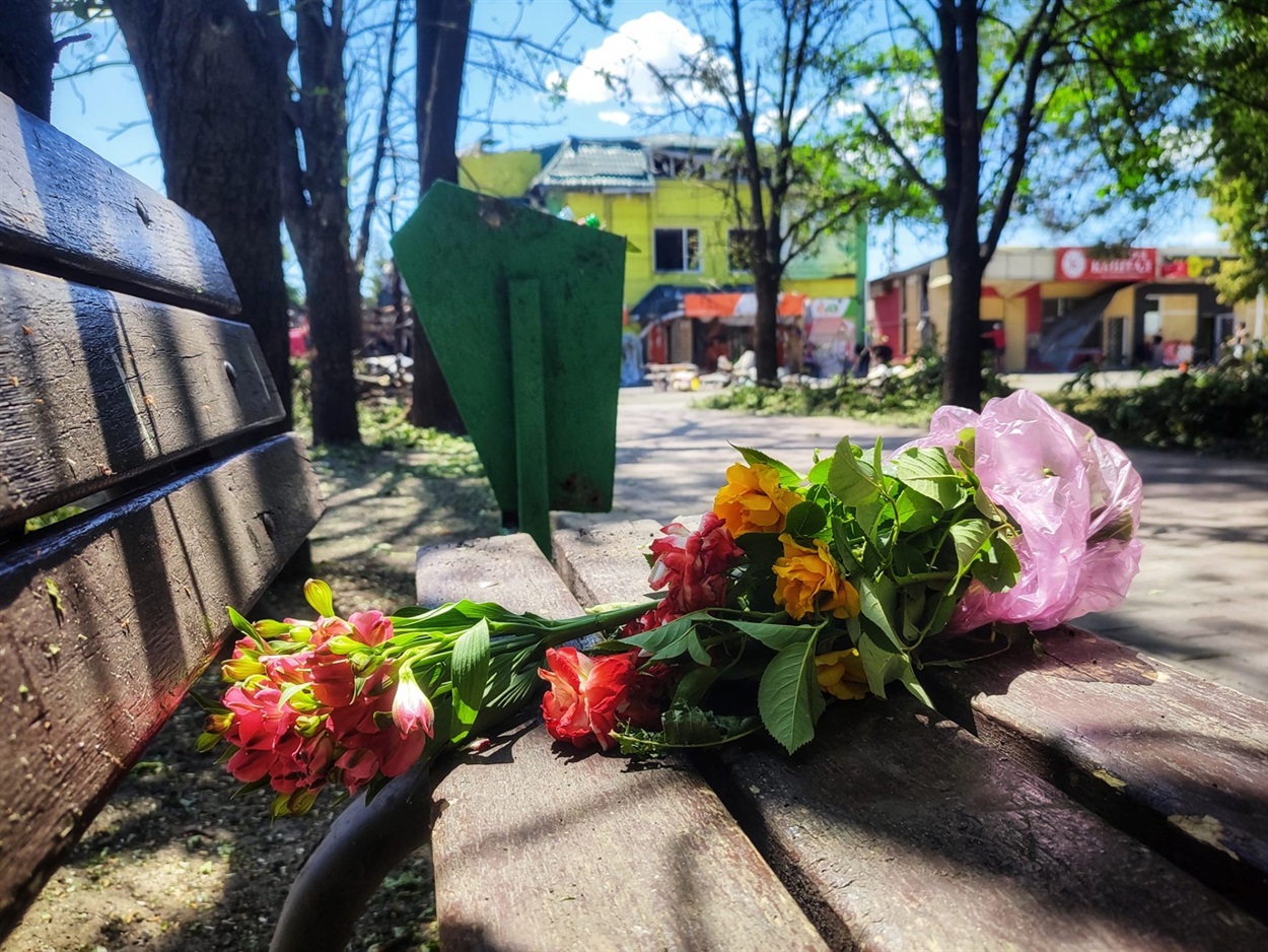 Квіти на лавці, де лежав загиблий
