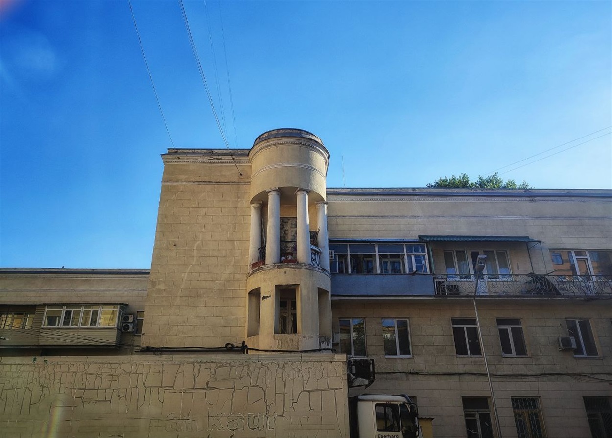 Модернові будинки соцміста