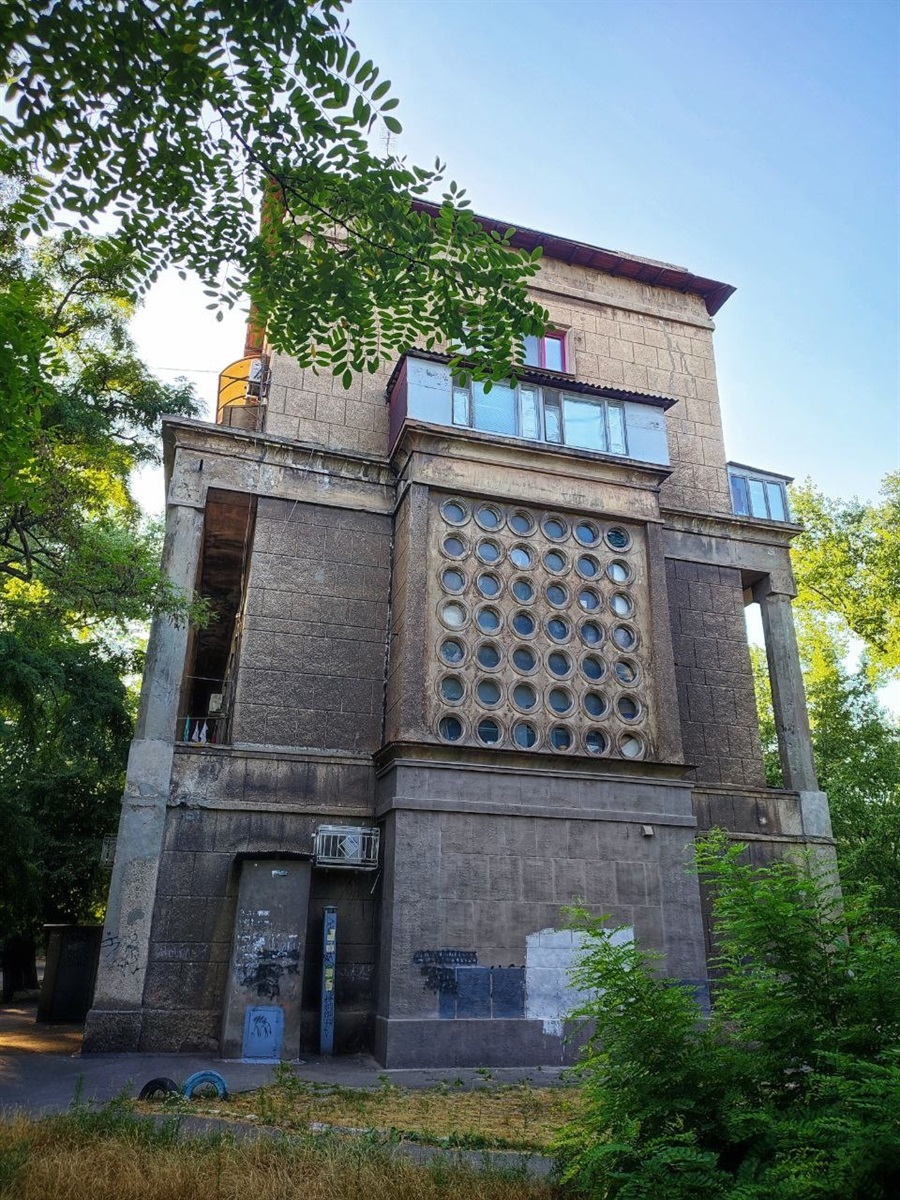 Будинки з вікнами-ілюмінаторами. Соцмісто