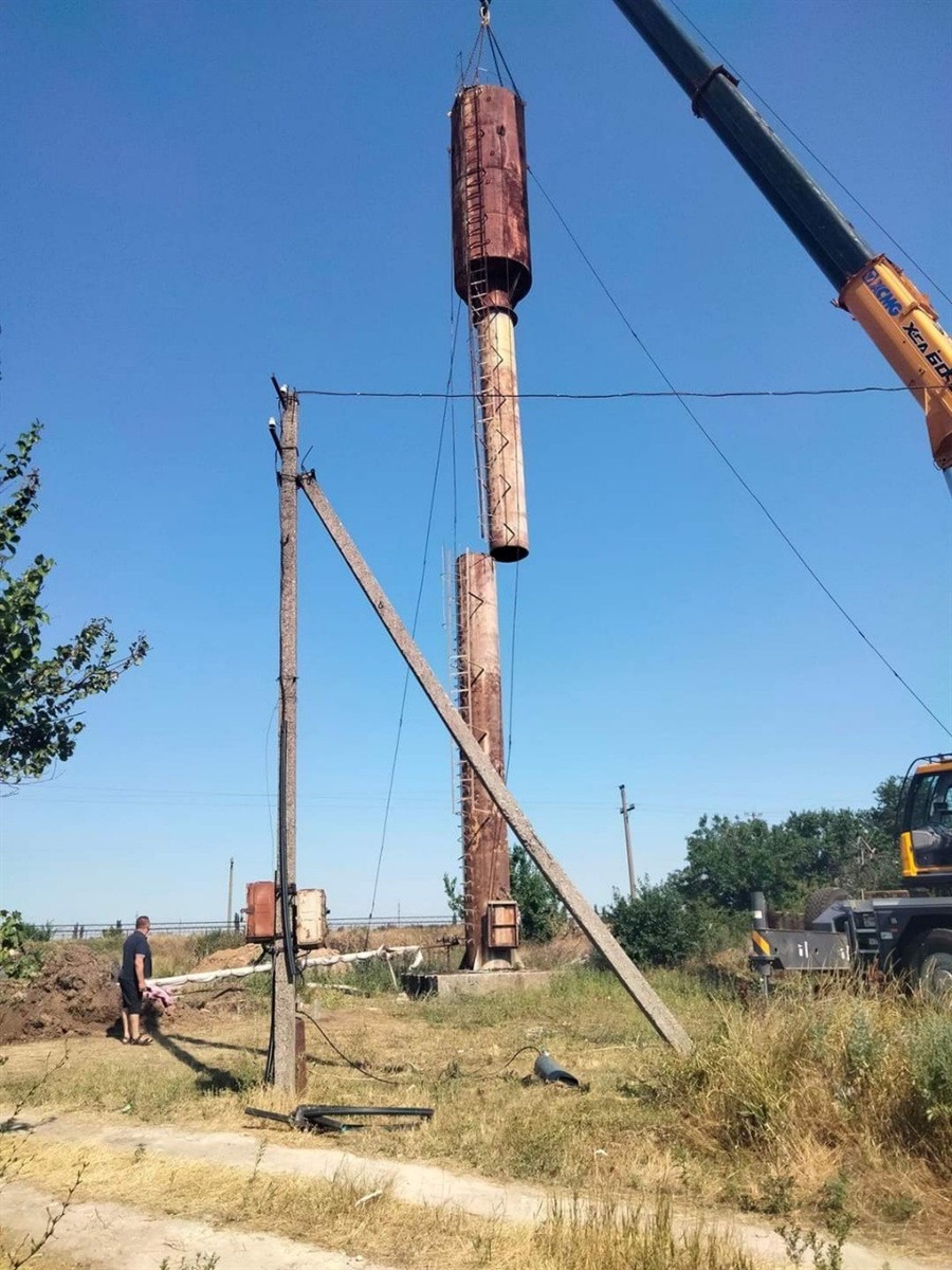 Зруйнована ворожими обстрілами водонапорна башта