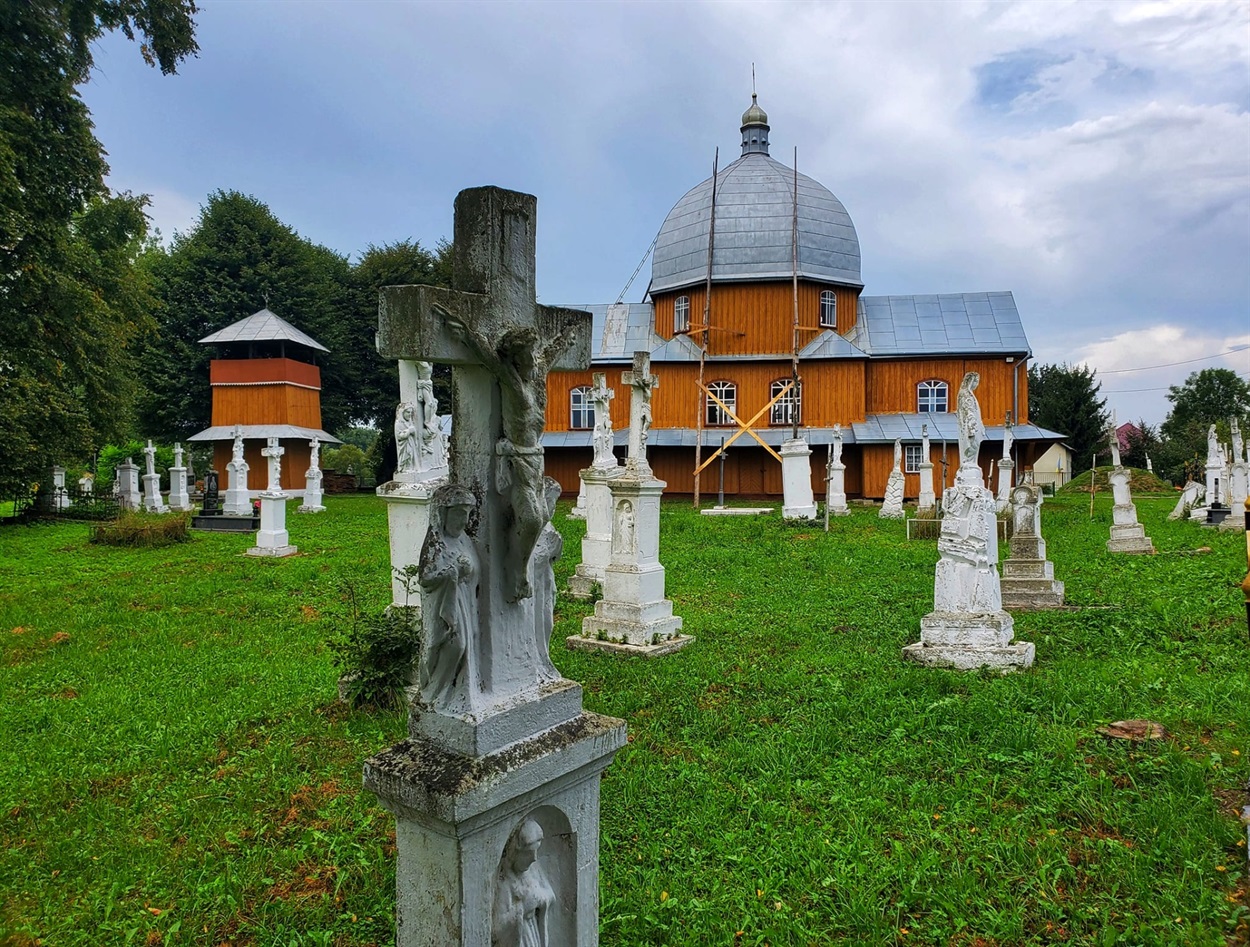 старовинне кладовище