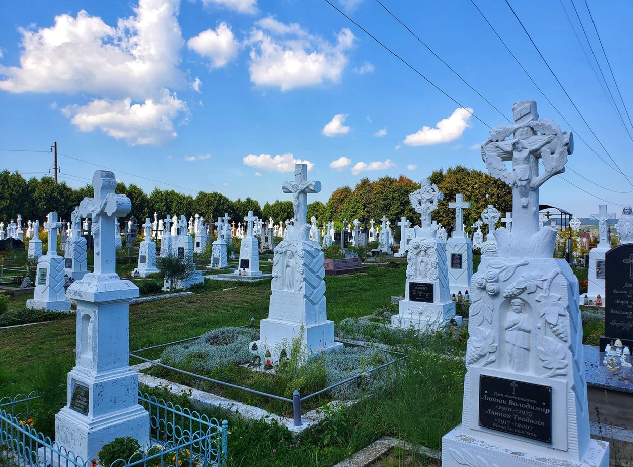 Старовинний цвинтар на Львівщині