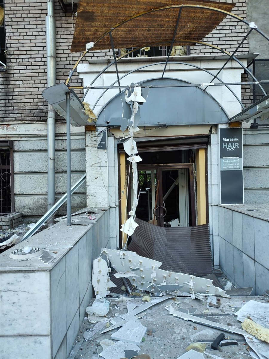 Зруйнована обстрілами крамниця