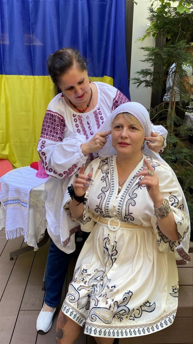 Інна Мікуцька вчить пов`язувати хустку
