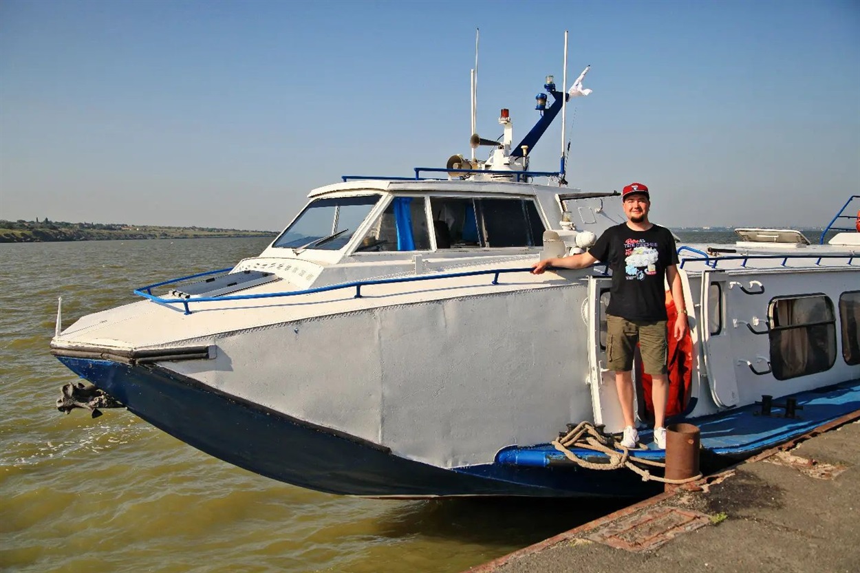 Теплоход на підводних крилах