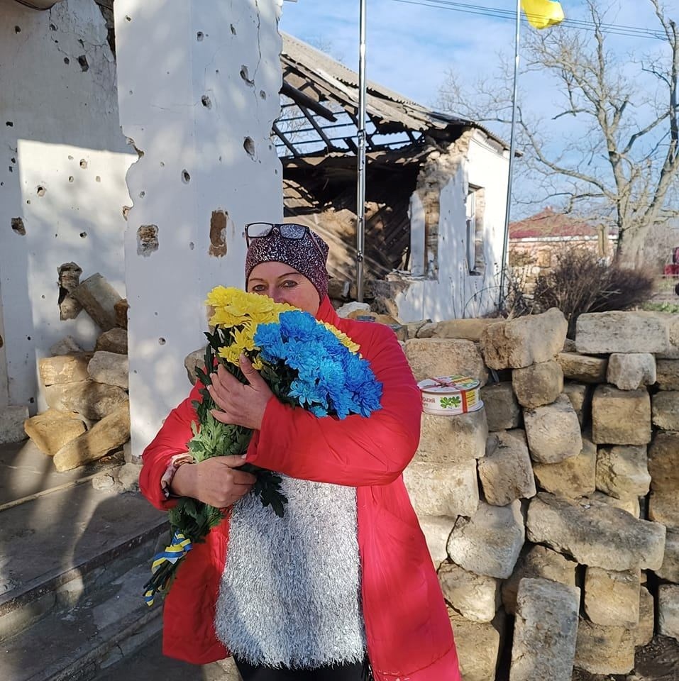 Наталія Панашій біля свого будинку