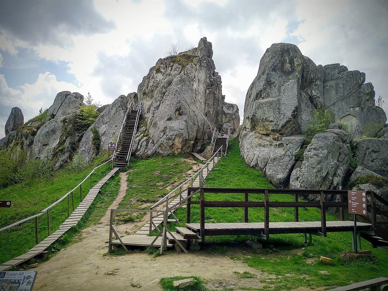 Тустань