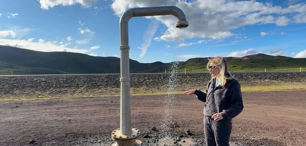 Кран з водою посеред дороги