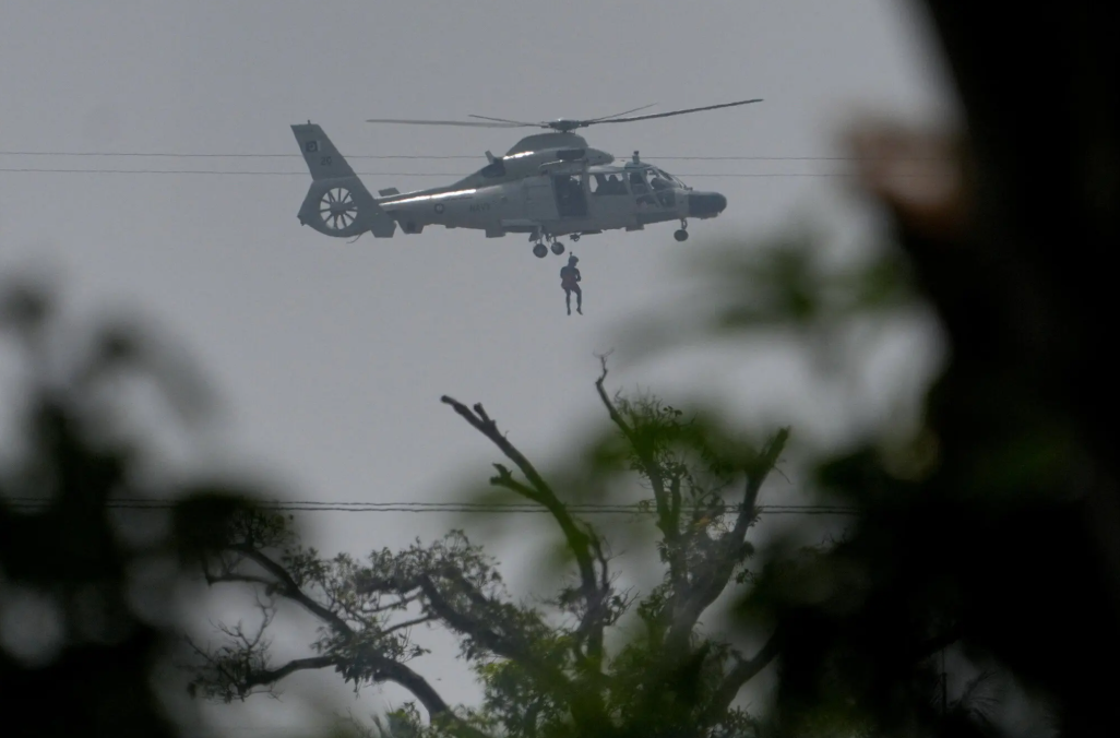 Гвинтокрил Пакистану перевозить евакуює людей, що постраждали від повені у Колоннаві, Шрі-Ланка