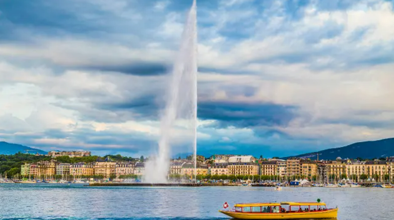 Фонтан Же-д'О на Женевському озері приваблює тисячі туристів і мешканців міста