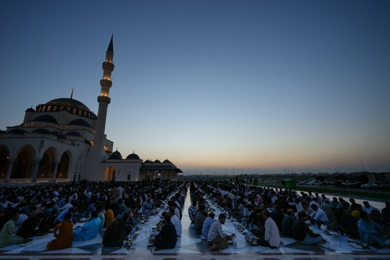 Мусульмани чекають перед початком іфтару, трапези, яка перериває денний піст, під час священного для мусульман місяця Рамадан у Великій мечеті Шарджі в Шарджі, ОАЕ. 27 лютого 2026