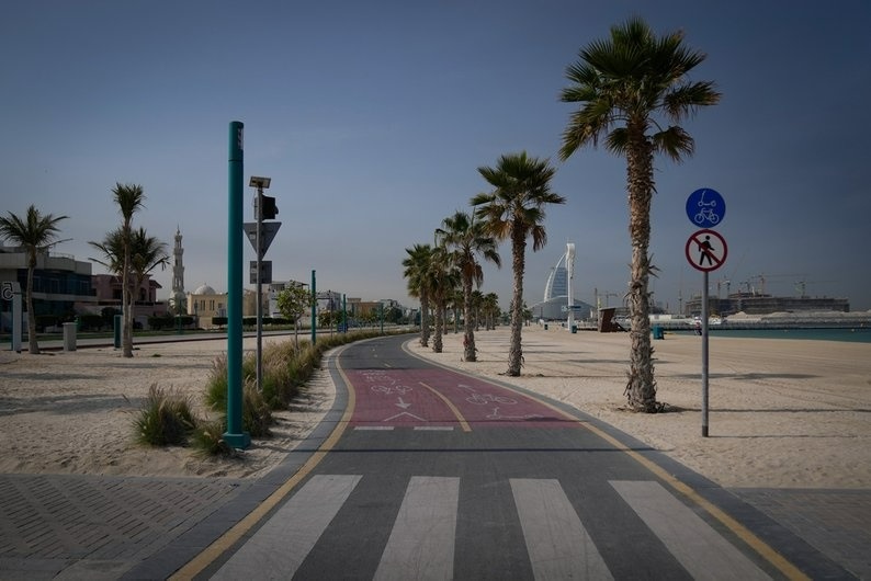 Безлюдний громадський пляж у Дубаї, 1 березня 2026