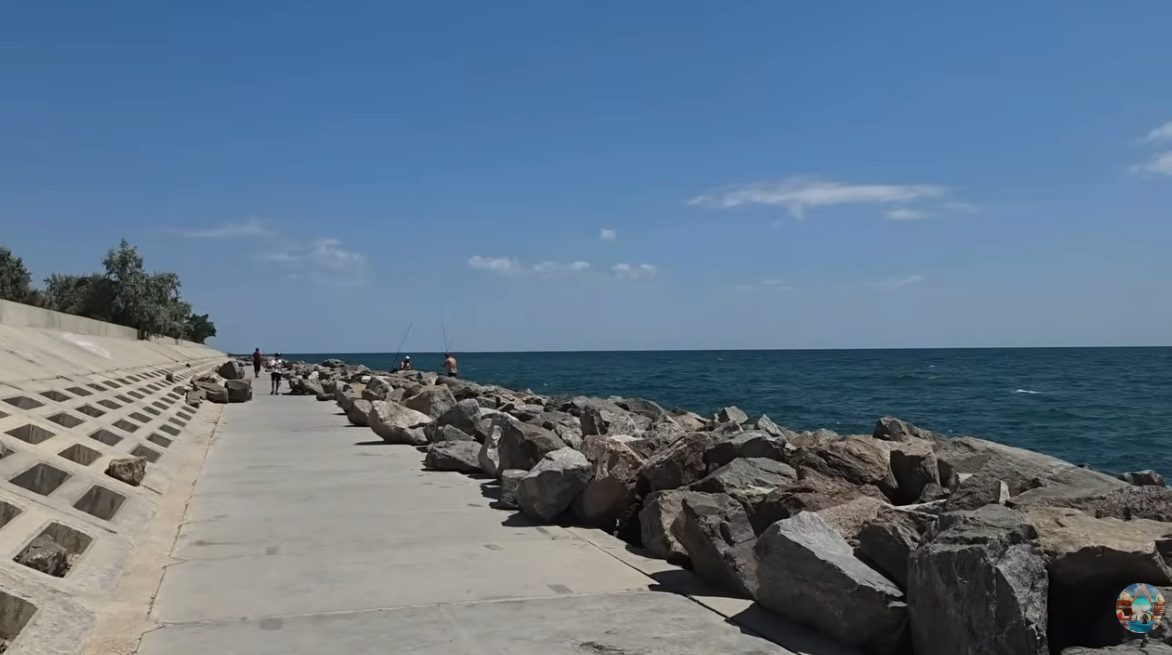 На дикому пляжі є зсуви